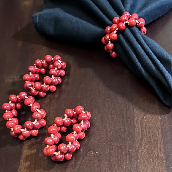 Set of 4 Red Napkin Rings Wooden Beads - Picture 2 of 2